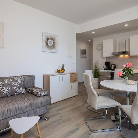 Apartments 20 Meters From The Beach Jesenice  Exterior photo