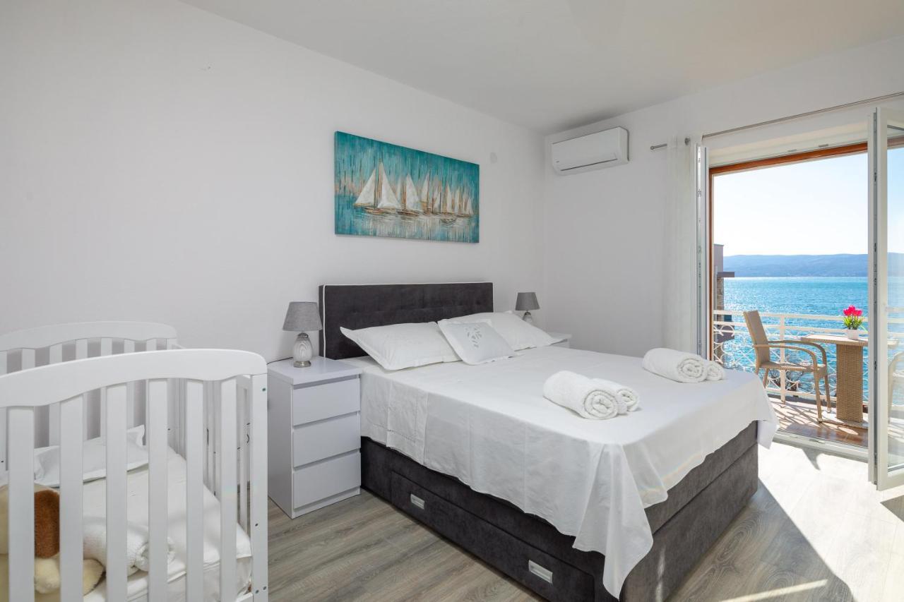 Apartments 20 Meters From The Beach Jesenice  Exterior photo
