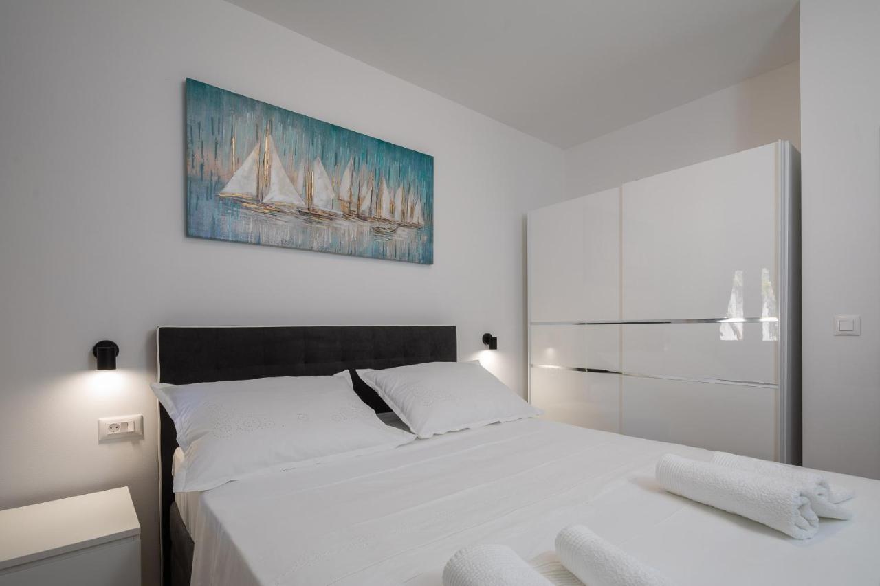 Apartments 20 Meters From The Beach Jesenice  Room photo