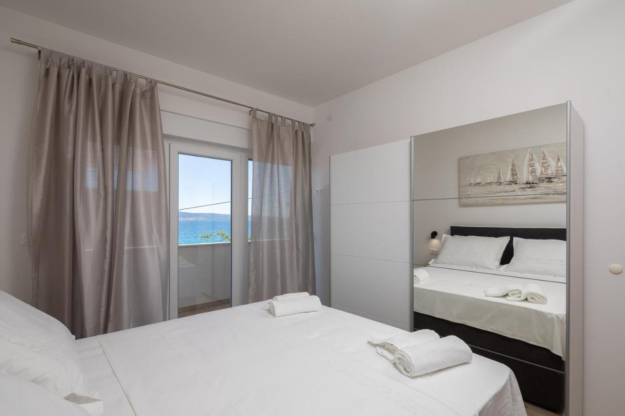Apartments 20 Meters From The Beach Jesenice  Room photo